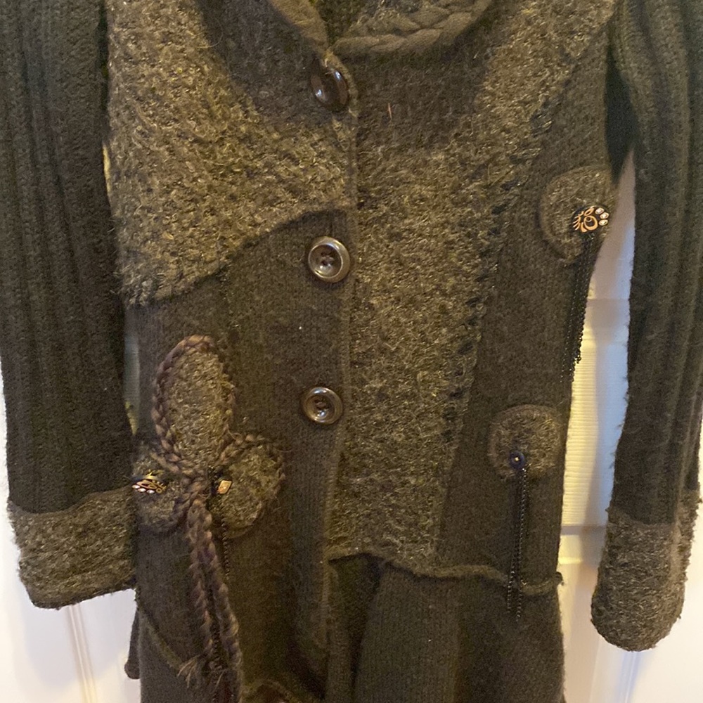 Fun fitted button sweater - Picture 3 of 4